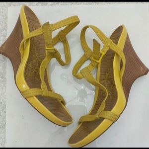 🔥 Kenneth Cole Reaction yellow wedge sandal 🔥